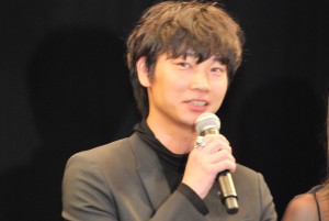 綾野剛、『白ゆき姫殺人事件』プレミア舞台挨拶にて