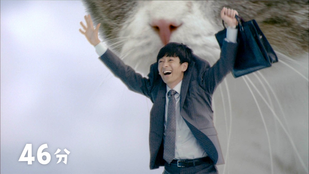 滝藤賢一、猫にくわえられゴキゲン過ぎるサラリーマンに!