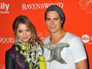 人気海ドラ『スーパーナチュラル』のスピンオフドラマに出演画決まったショーン・ファリス（※『プリティ・リトル・ライアーズ』の共演者アシュレイ・ベンソンと）