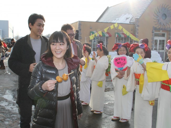 『偉大なる、しゅららぼん』キャストの貫地谷しほりと渡辺大も会場に到着