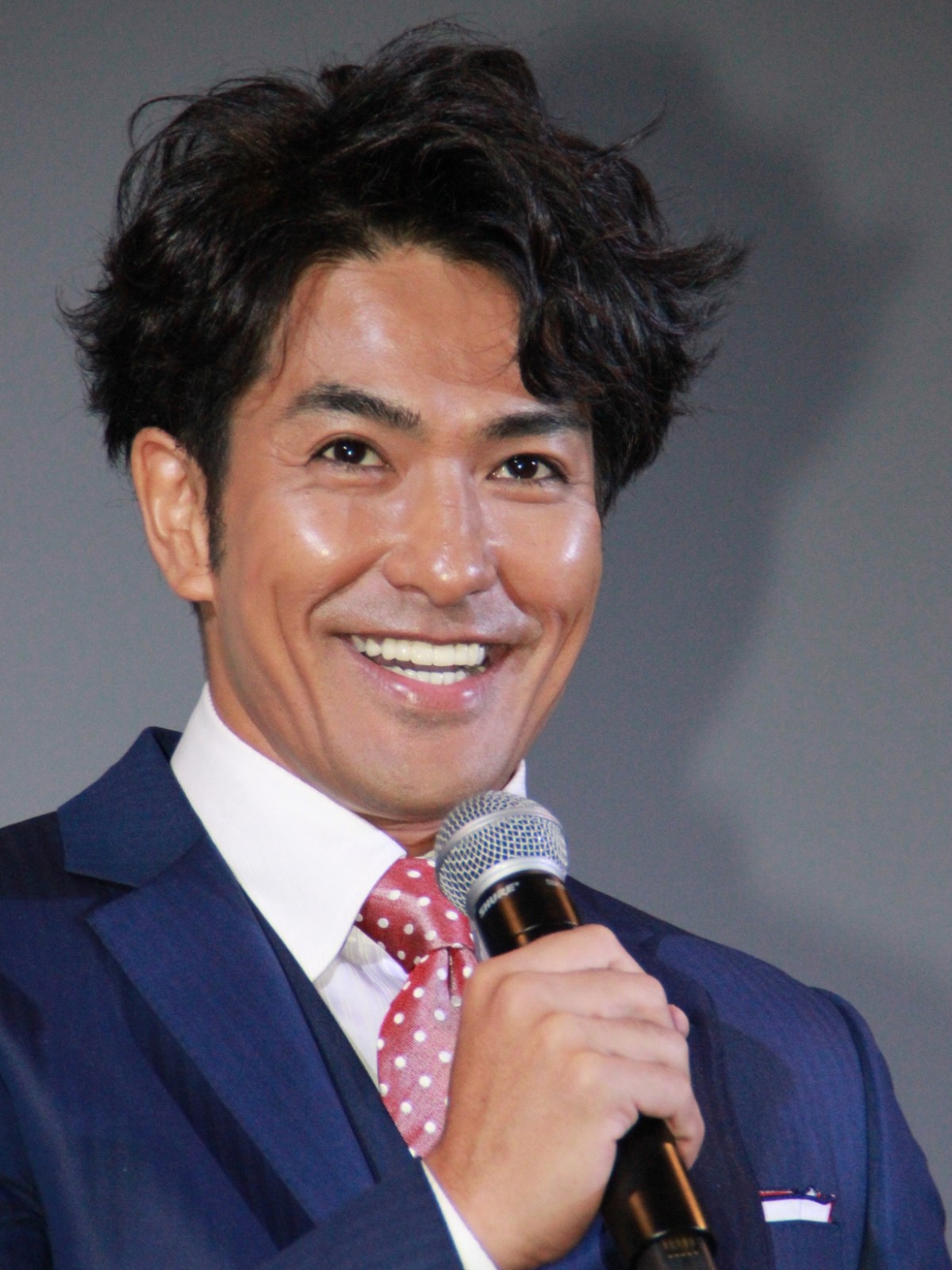 北村一輝、『猫侍』の主人公猫・玉之丞を抱きながらデレデレ!