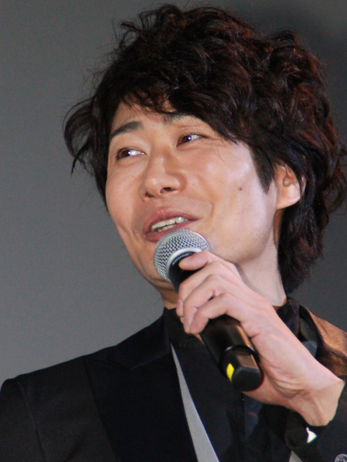 北村一輝、『猫侍』の主人公猫・玉之丞を抱きながらデレデレ!