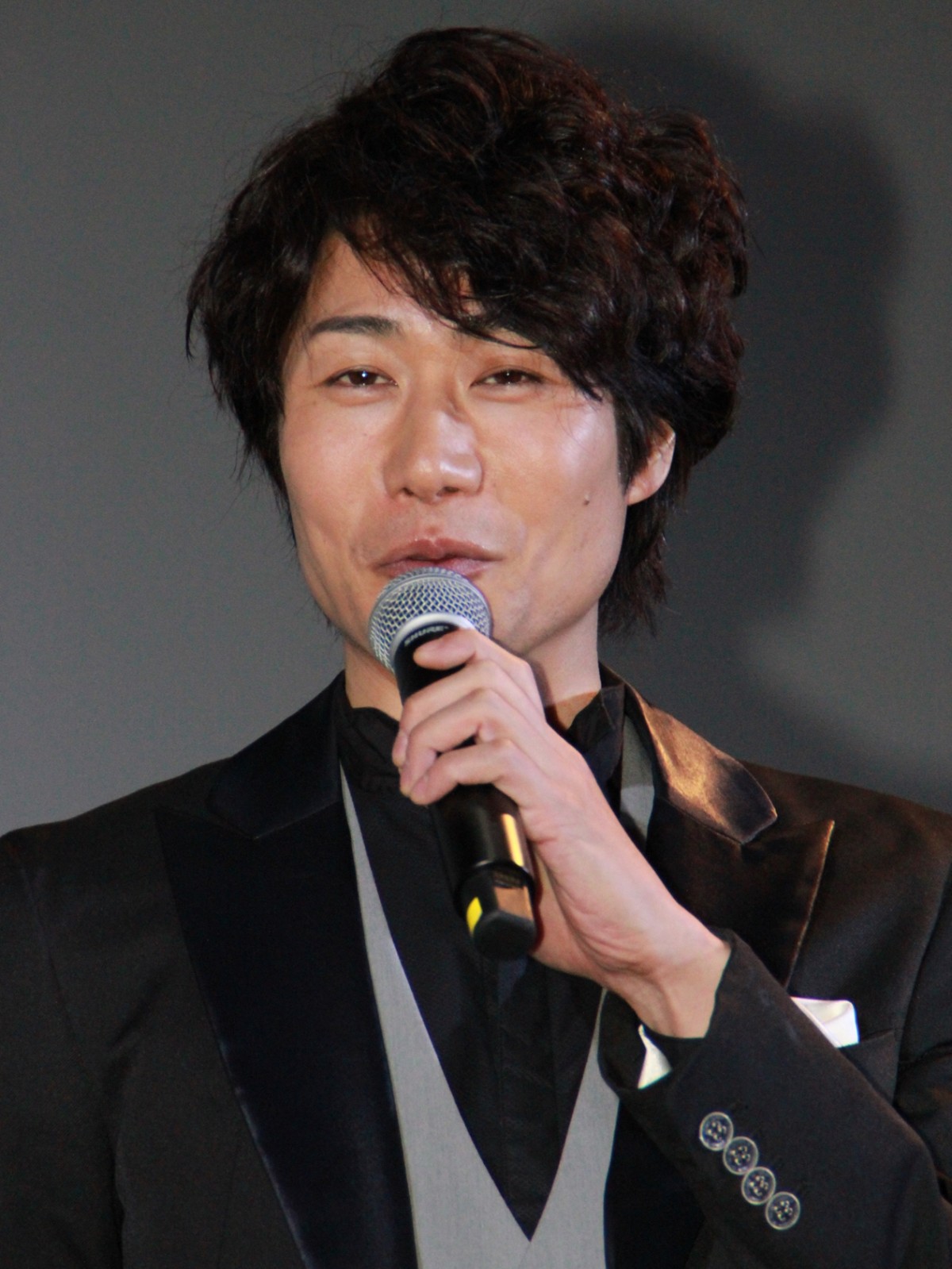 北村一輝、『猫侍』の主人公猫・玉之丞を抱きながらデレデレ!