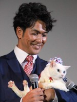 北村一輝、『猫侍』の主人公猫・玉之丞を抱きながらデレデレ