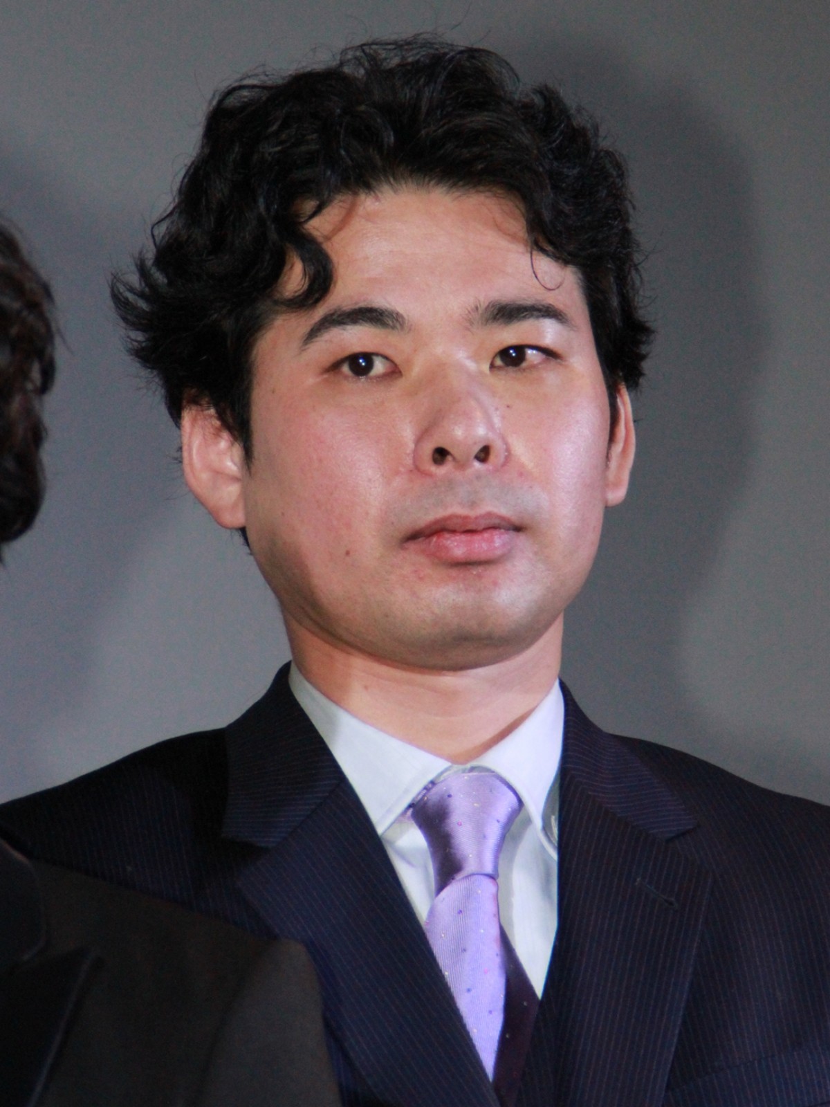 北村一輝、『猫侍』の主人公猫・玉之丞を抱きながらデレデレ!