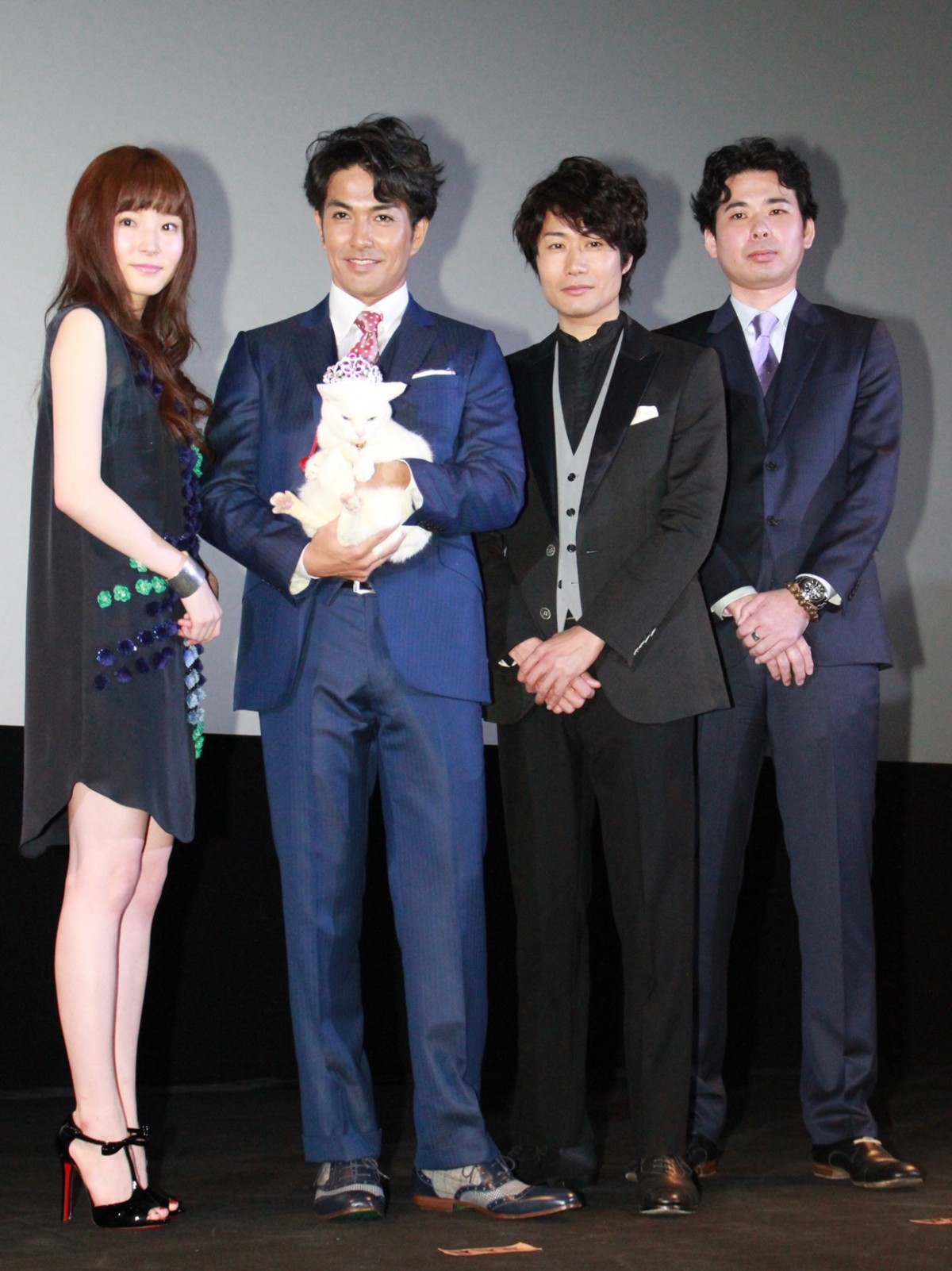 北村一輝、『猫侍』の主人公猫・玉之丞を抱きながらデレデレ!