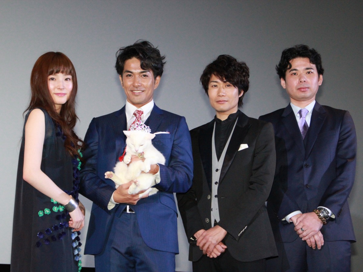 北村一輝、『猫侍』の主人公猫・玉之丞を抱きながらデレデレ!
