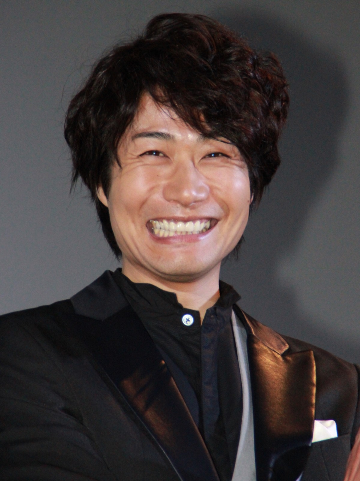 北村一輝、『猫侍』の主人公猫・玉之丞を抱きながらデレデレ!