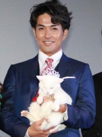 北村一輝、『猫侍』の主人公猫・玉之丞を抱きながらデレデレ