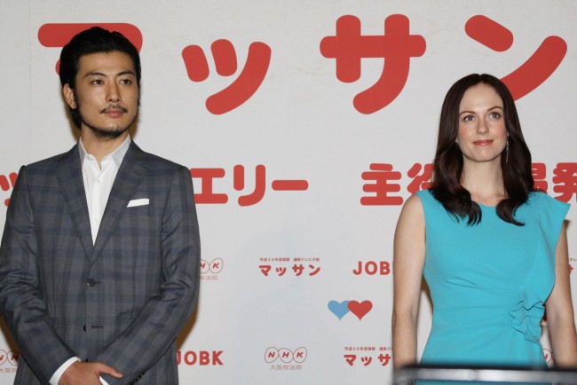 玉山鉄二とシャーロット・ケイト・フォックス、NHK連続テレビ小説「マッサン」の主役夫婦発表記者会見にて