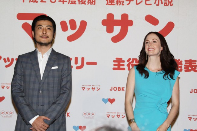 玉山鉄二とシャーロット・ケイト・フォックス、NHK連続テレビ小説「マッサン」の主役夫婦発表記者会見にて