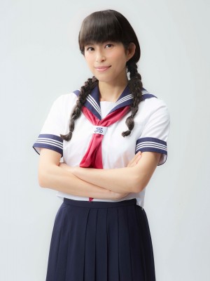 アラサー上原多香子のフレッシュなセーラー服姿！