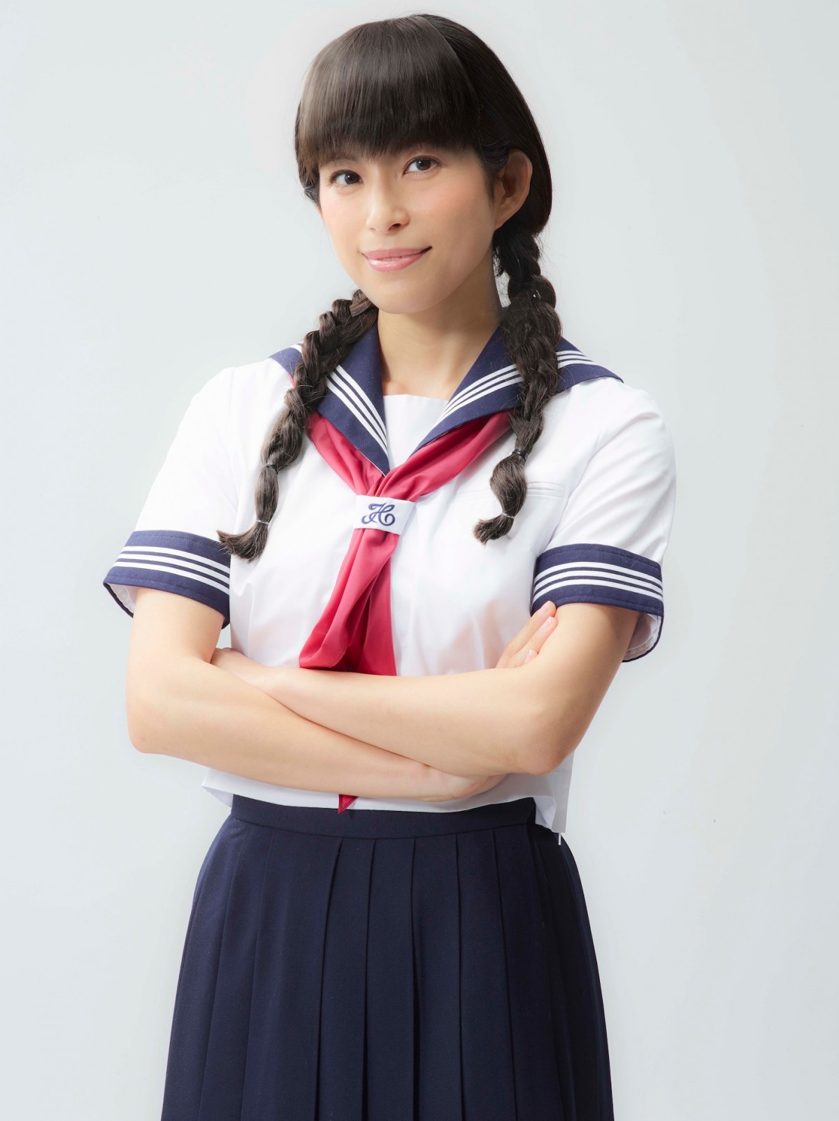 アラサー上原多香子のフレッシュなセーラー服姿!
