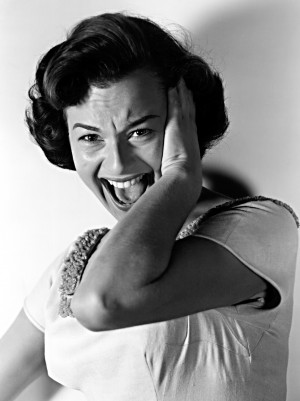 「ちゃんと笑いなさいよ！」英・キレる校長、集合写真で笑わない生徒を通報！