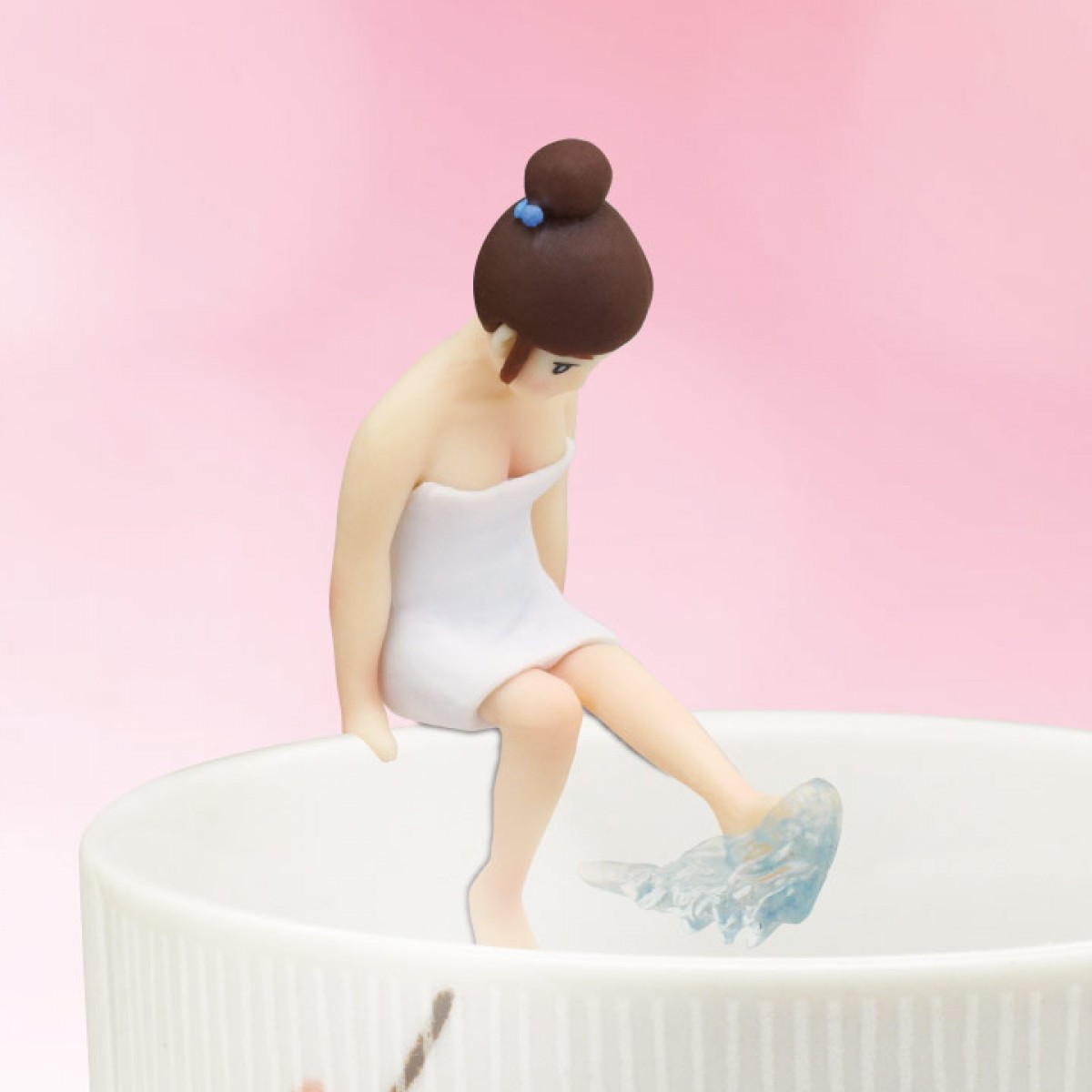 「コップのフチ子」温泉バージョン登場！ バスタオル姿のフチ子にドキッ…