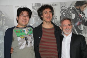 『オール・ユー・ニード・イズ・キル』の特別フッテージ上映にて（左から原作者・桜坂洋、ダグ・リーマン監督、アーウィン・ストフ プロデューサー）