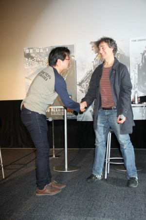 ダグ・リーマン監督と握手を交わす『オール・ユー・ニード・イズ・キル』原作者・桜坂洋