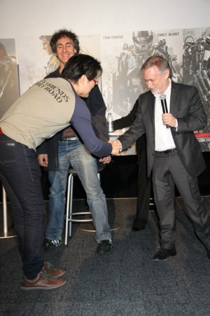 アーウィン・ストフ プロデューサーと握手を交わす『オール・ユー・ニード・イズ・キル』原作者・桜坂洋