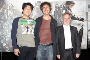 『オール・ユー・ニード・イズ・キル』の特別フッテージ上映にて（左から原作者・桜坂洋、ダグ・リーマン監督、アーウィン・ストフ プロデューサー）