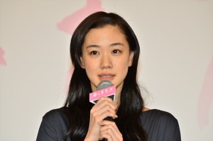 『春を背負って』完成披露会見に登壇した蒼井。