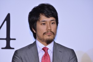 『春を背負って』完成披露会見に登壇した松山。