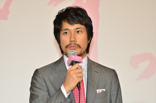 『春を背負って』完成披露会見に登壇した松山。