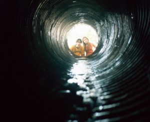誰か―！叫び声2日間も届かず…20ドル札拾おうとした男性、下水道に閉じ込められる