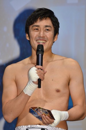 「データカードダス マジンボーン」スペシャルサポーターを務めるお笑いトリオのロバート