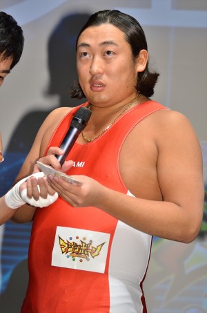 「データカードダス マジンボーン」スペシャルサポーターを務めるお笑いトリオのロバート