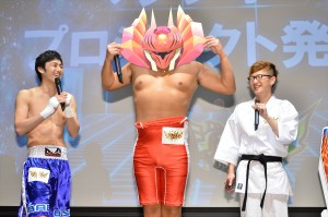 「データカードダス マジンボーン」スペシャルサポーターを務めるお笑いトリオのロバート