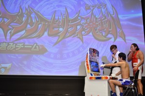 「データカードダス マジンボーン」スペシャルサポーターを務めるお笑いトリオのロバート