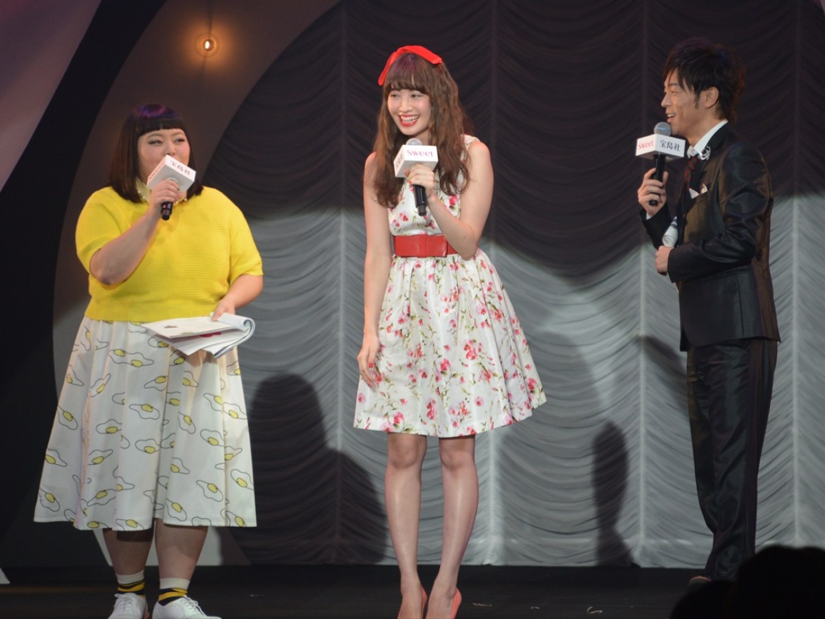 AKB48小嶋陽菜、『sweet』春の大人ファッションで観客を魅了！