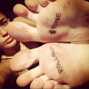 過去には、「ローリング・ストーン」誌のタトゥーを足の裏にゲット　