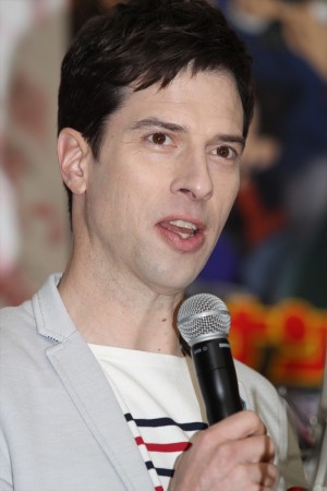 映画『名探偵コナン 異次元の狙撃手』公開アフレコでのパトリック。