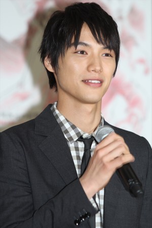 映画『名探偵コナン 異次元の狙撃手』公開アフレコでの福士。