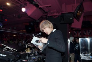 「アドミラル100周年記念レセプション」に登壇したTHE BAWDIES