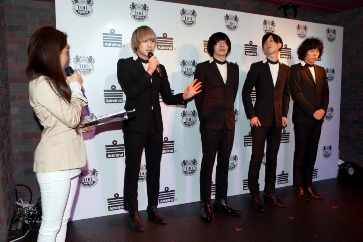 人気バンドTHE BAWDIES、老舗スポーツウェアブランドと記念コラボ発表