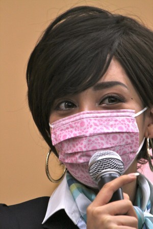 滝川クリステルメイクで、映画をアピールするざわちん