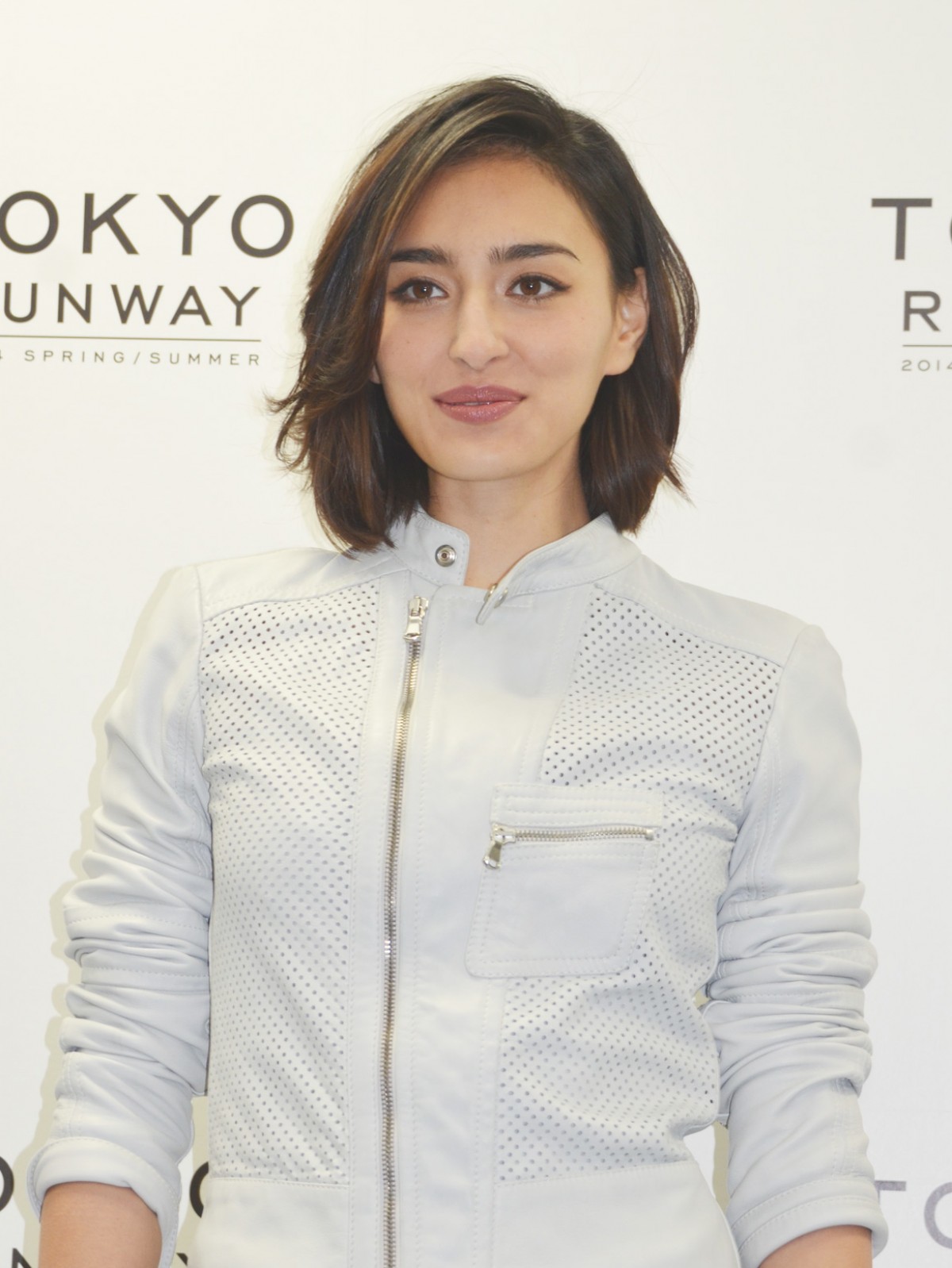 長谷川潤、スポーティーなミニスカートで美脚を披露　＜東京ランウェイ2014春夏＞