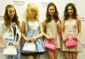 『東京ランウェイ2014春夏』に出演したE‐girls（左からShizuka、Ami、藤井夏恋、藤井萩花）