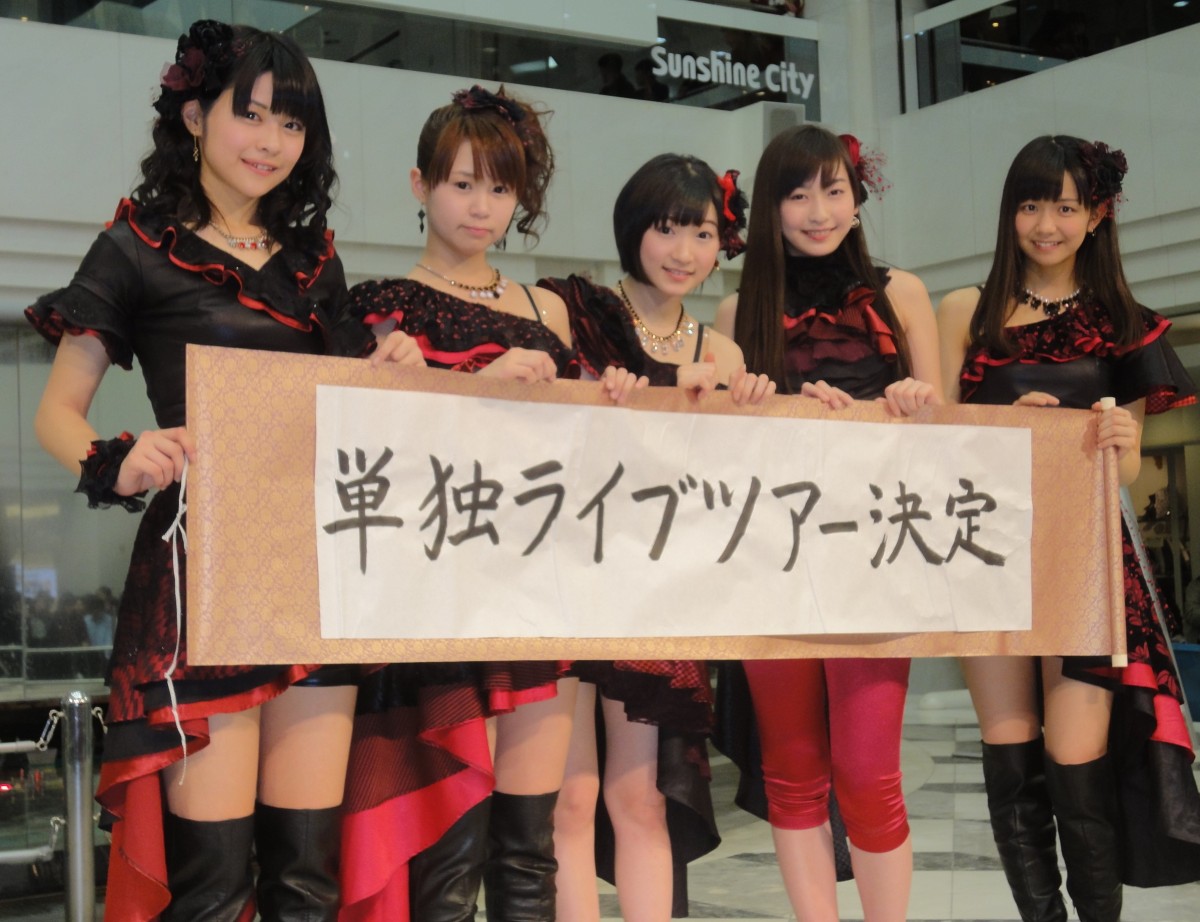 新曲「裸の裸の裸のKISS/アレコレしたい!」発売記念イベントを行ったJuice=Juice