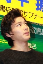 写真集『side』刊行記念握手会に登場した野村周平