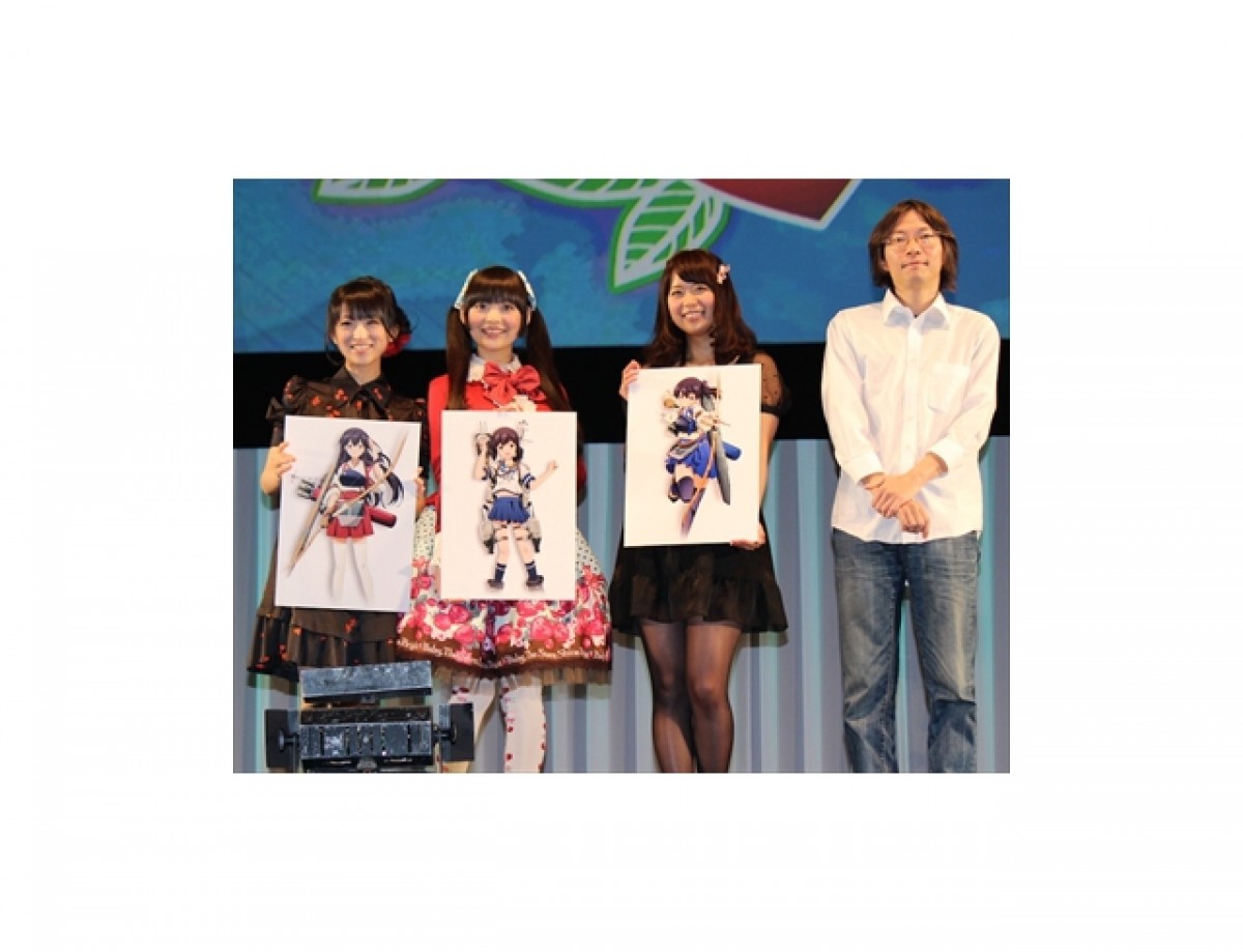 アニメ『艦これ』のボイスキャスト3人(左から藤田咲、上坂すみれ、井口裕香)と草川啓造監督