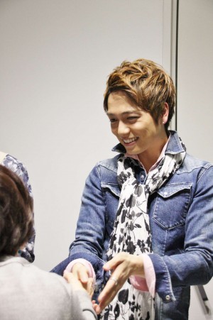 山崎育三郎、DVD『StarS First Tour ‐ Live at TOKYU THEATER Orb ‐』発売記念、握手会の様子