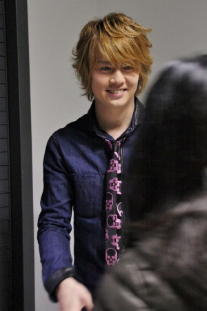 浦井健治、DVD『StarS First Tour ‐ Live at TOKYU THEATER Orb ‐』発売記念、握手会の様子