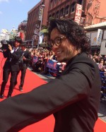 沖縄国際映画祭のレッドカーペットイベントを歩く田中聖