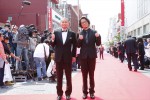 沖縄国際映画祭のレッドカーペットイベントに田中聖と品川ヒロシ監督が登場