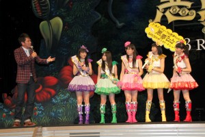 『悪夢ちゃん The 夢ovie』完成披露舞台挨拶に登場した、ももいろクローバーZ、岡田圭右（ますだおかだ）