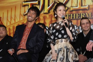 『テルマエ・ロマエII』完成披露イベントに出席した阿部寛と上戸彩