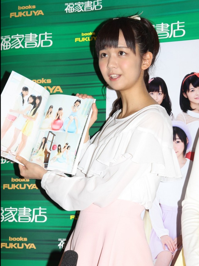 フォトブック発売記念握手会イベントを行ったJuice＝Juice